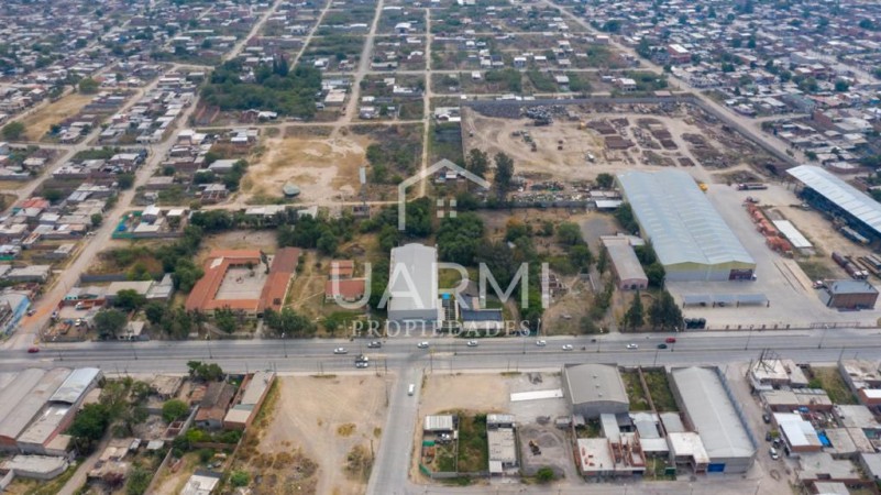 Gran predio en excelente zona comercial camino a La Isla