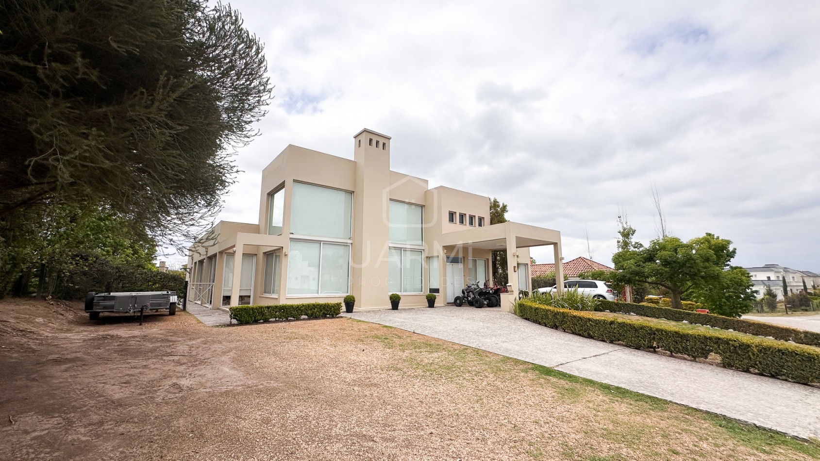 CASA MODERNA EN VENTA EN EL TIPAL