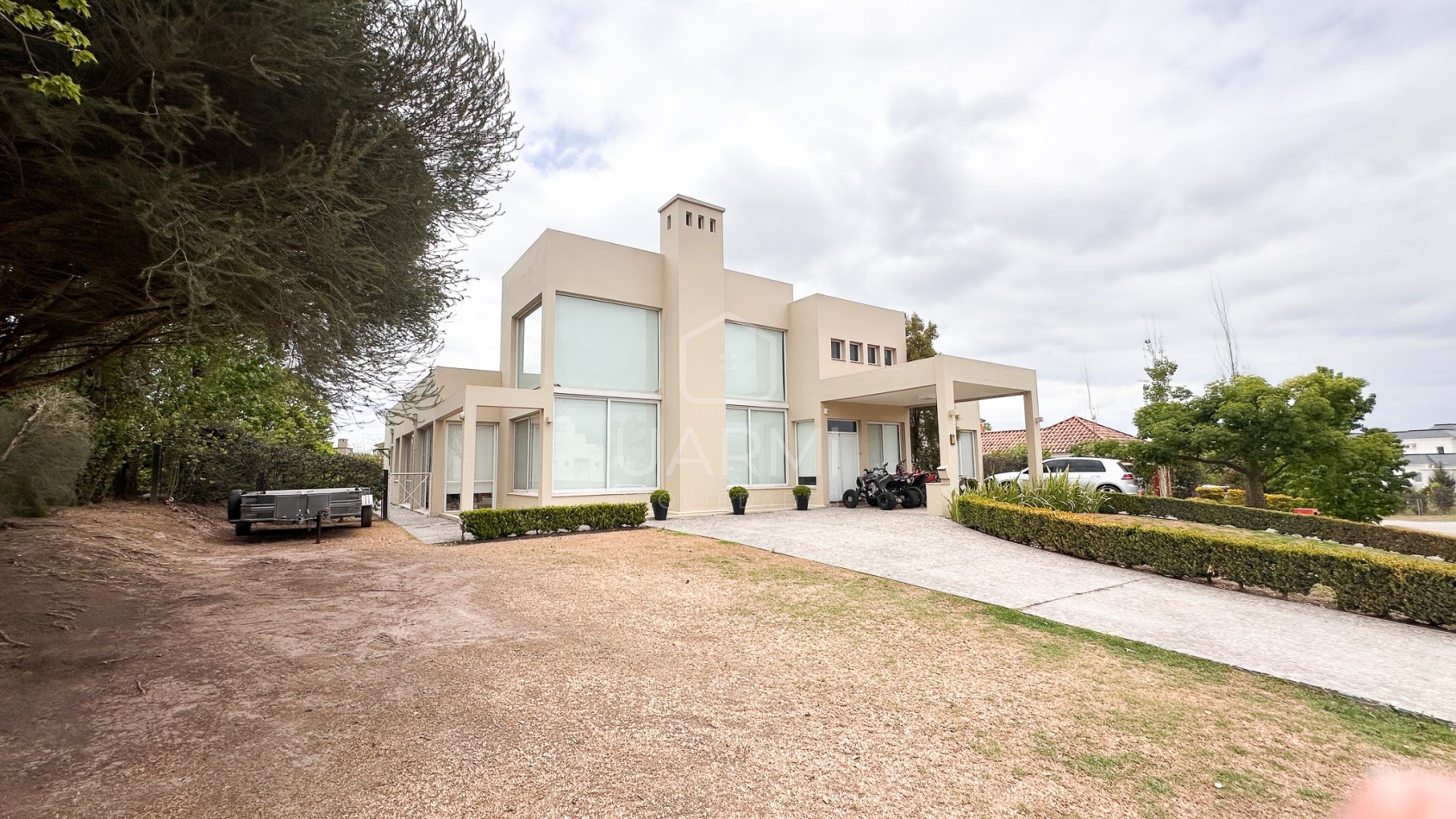 CASA MODERNA EN VENTA EN EL TIPAL